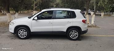 Volkswagen: Volkswagen Tiguan, ağ rəngli, kompakt SUV. Xüsusiyyətlər: - Kuzov: 5 — 3