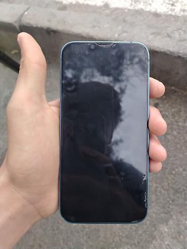 ucuz ve keyfiyyetli telefonlar: Mavi rəngdə smartfon. Korpus düz kənarlı dizayna malikdir və alt — 3