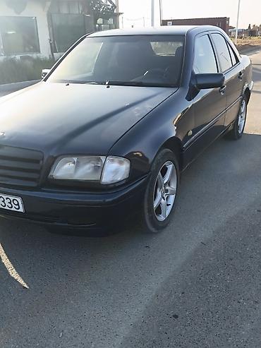 mercedes w202 universal suseleri: Mercedes-Benz C-Class sedan (W202). Xüsusiyyətlər: - Kuzov: 4 qapılı — 3