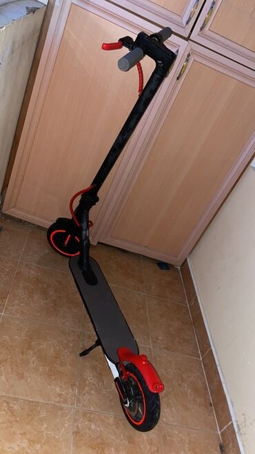 qaçış aparatı lalafo: Elektrik skuter problemi var. - Rəng: qara korpus, qırmızı vurğular