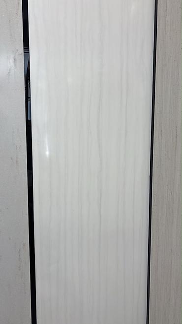 Digər divar panelləri: Kvars kompozit (engineered stone) səthlər – açıq bej-boz tonlarda — 12