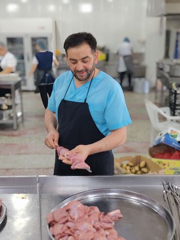 Aşpazlar: Xidmət: Manqal və kabab ustası Təklif edilənlər: - Açıq havada və ya — 9