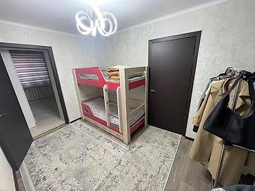 Продажа комнат: Дом 5 комн. - Большая гостиная: светлые стены с фактурными обоями — 3