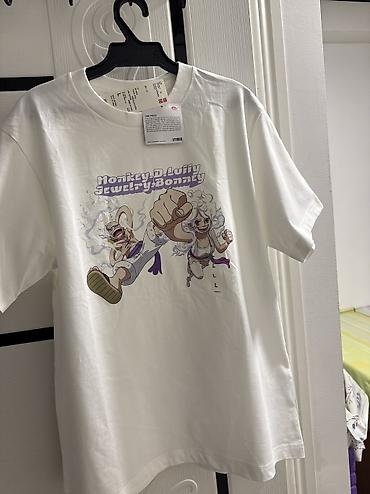 буу кийим: Продаю футболку Uniqlo x One piece 
Новая. Размер L 
2700с 
район тэц — 1