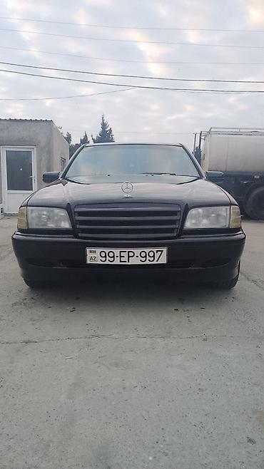 e class mercedes: Mercedes-Benz sedan, qara rəng. Avtomatik transmissiya, çoxfunksiyalı — 6