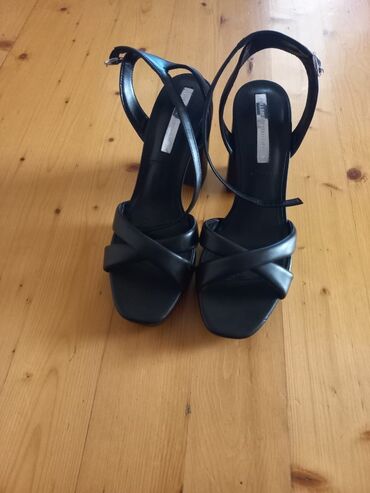 Basanoşka və səndəllər: Zara, Ölçü: 41, rəng - Qara, Yeni