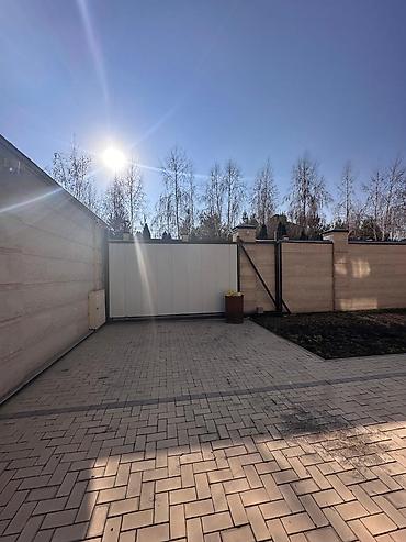 Продажа коттеджей и домов: 📍Расположение: р-н Киргизия-1 отличный 2-х этажный особняк + цоколь, + — 15