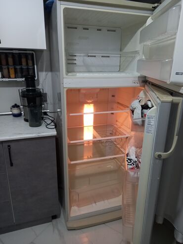 baku electronics kompyuterler: 2 qapılı Beko Soyuducu Satılır, rəng - Gümüşü