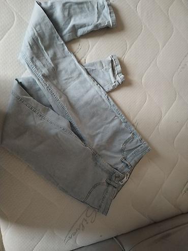 Farmerke: Dve ženske farmerke – različiti modeli i bendovi. 1) Sinsay skinny — 2