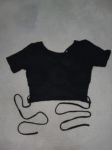 helake: Crni ženski crop top sa kratkim rukavima i efektnim otvorenim leđima — 2