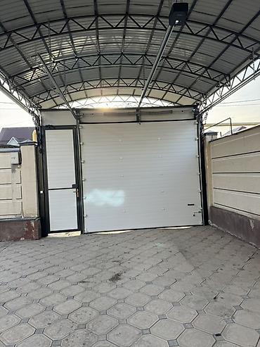 Секционные ворота: Секционные гаражные и въездные ворота с калиткой и автоматикой - Тип — 2