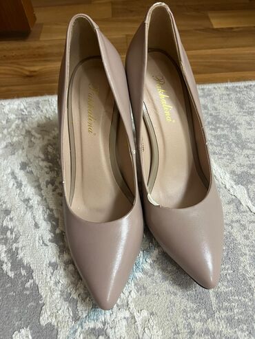 мужские туфли: Продаю туфли 37 размер в бежевом оттенке.Отдам за 50 сомов.👠 Маламерка