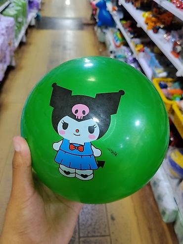 Детский надувной мяч зеленого цвета с ярким принтом персонажа Kuromi