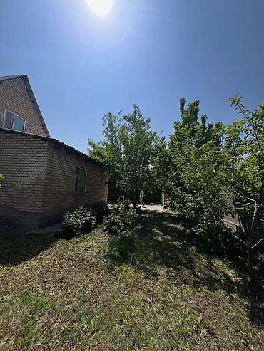Продажа коттеджей и домов: Продаётся кирпичный дом с приусадебным участком. - Материал стен — 2