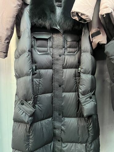 стильная верхняя одежда больших размеров: Длинный женский пуховик с натуральным пуховым наполнителем и объемным