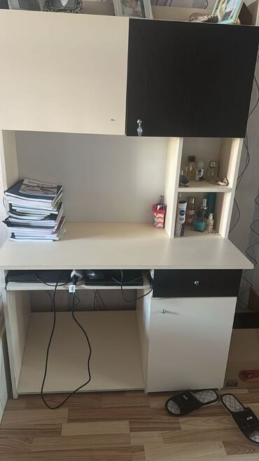 stol satisi: Aytən 🌺 Yazı masası satılır 60 manat ünvan Neftçilər