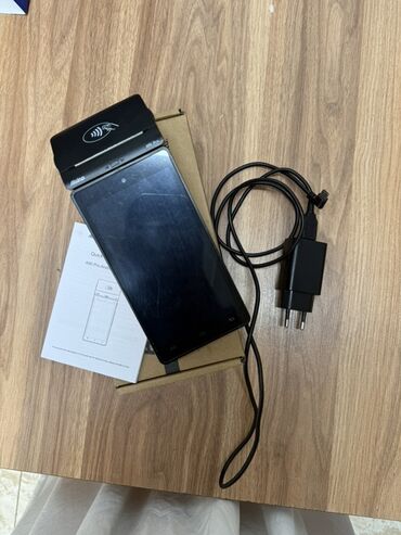 кассовое оборудование: Мобильный POS-терминал черного цвета для приема платежей по банковским