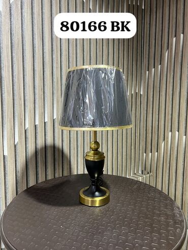 tiktok işığı: Şık qızılı və qara rənglərdə olan masa lampası. Bu lampa yataq