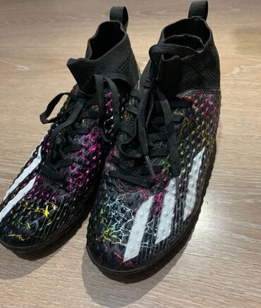 черная обувь: Сороконожки для футбола б/у
(35 размера)