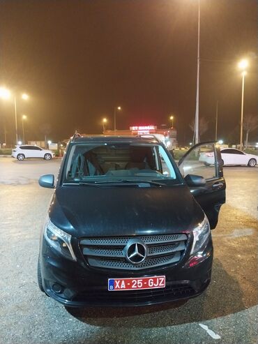 Mercedes-Benz: Mercedes-Benz markalı qara rəngli Vito modeli.Surücu ilə sSifarişlə
