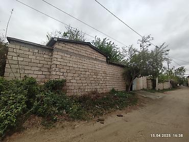 Həyət evi alıram: Satılır: həyət evi - Torpaq: 4 sot - Həyətyanı sahə: naves (örtülü — 10