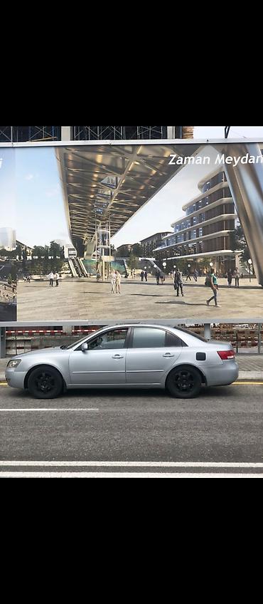 sonata 2003: Hyundai Sonata sedan modeli gümüşü rəngdədir və zərif dizayna — 8