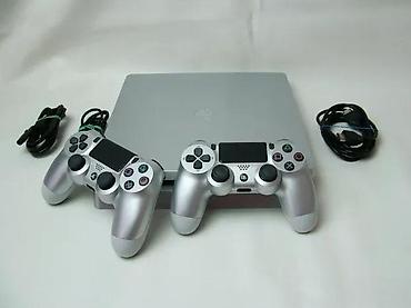 PS4 (Sony Playstation 4): U ponudi je Sony PlayStation 4.
Konzola je najnoviji SLIM model — 8