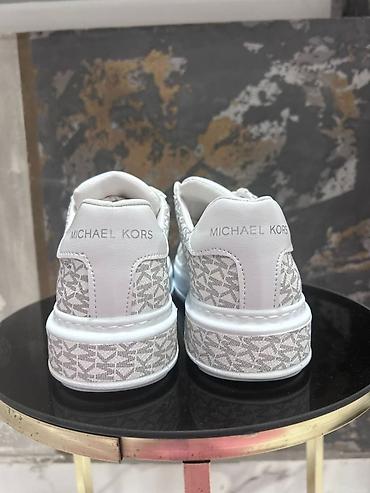 Patike: Predobre patike 
Vel 36 do 40 
Cena 4500 din — 21