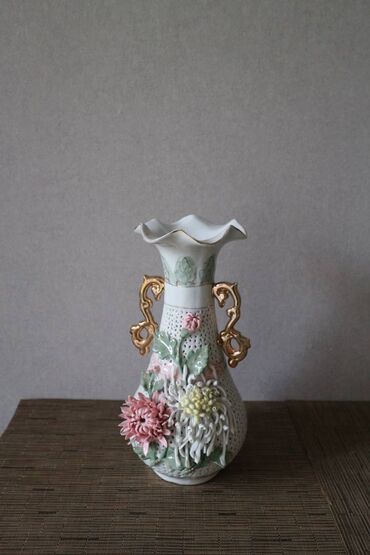 Вазы: Винтажная китайская ваза (советского периода) прорезной фарфор Высота — 3