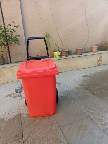 Bu, daşınması asan təkərli zibil qutusudur. Qırmızı rəngdə və davamlı