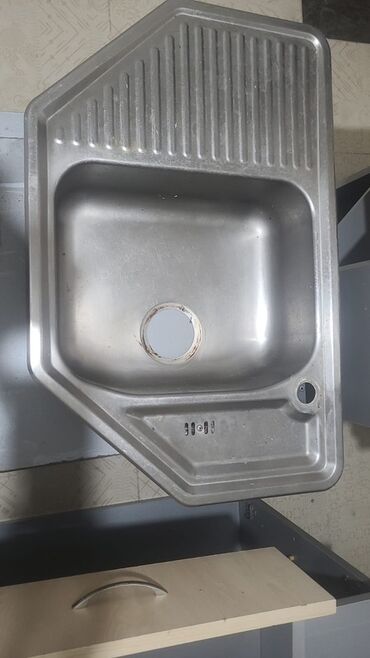 Paslanmayan metaldan hazırlanmış, sol tərəfdə yuyulma yeri olan mətbəx