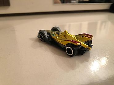 hot whels: Qızılı rəngli mini yarış maşını oyuncağı - Model: futuristik Formula — 2