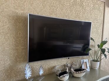 Smart TV bokslar: Divara quraşdırılmış bu əyri ekranlı televizor müasir bir dizayna