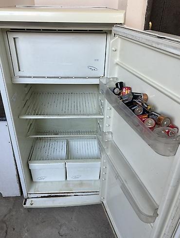 ucuz mini soyuducular: Kompakt bir kameralı məişət soyuducusu - Aşağıdan yuxarıya doğru rəf — 2
