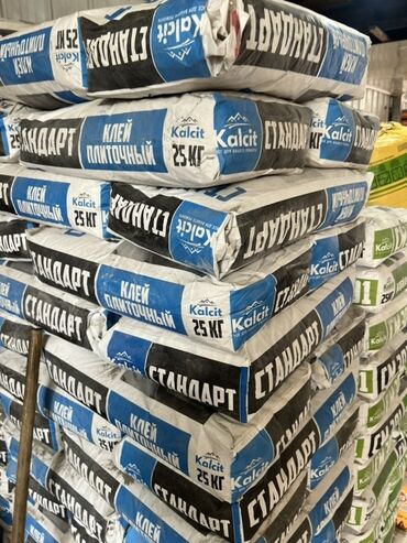 Теплоизоляционные материалы: Клей плиточный Kalcit Стандарт в мешках по 25 кг. Подходит для укладки