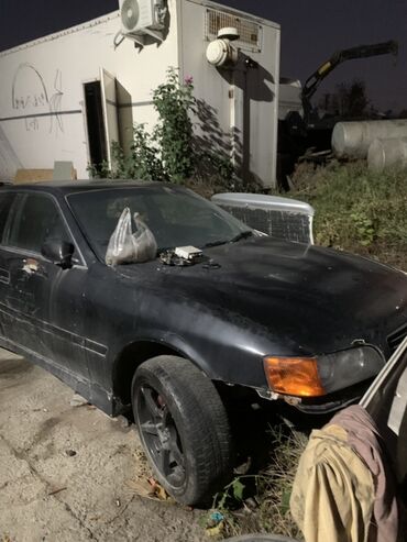 крыло на сапог: Продам автомобиль на запчасти. Кузов: черный седан, 4 двери. На