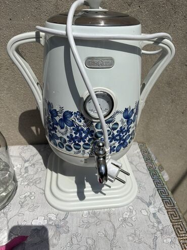 Сепараторы: Ağ rəngli, mavi çiçək naxışları ilə bəzədilmiş elektrik samovar. Bu