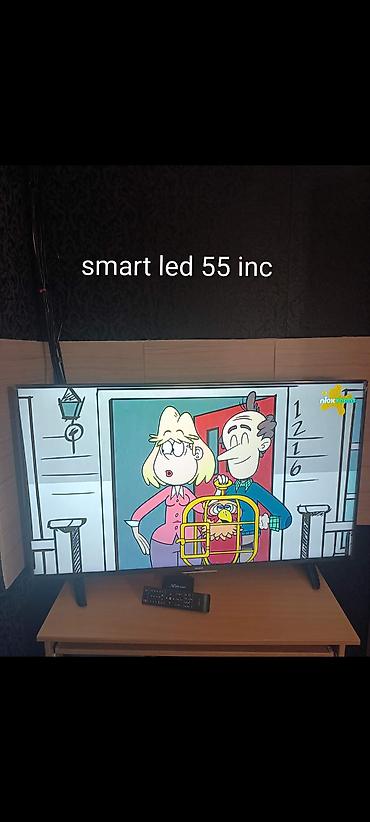 Ugaone garniture: Nameštaj – više artikala 1) Drvena vitrina sa staklenim krilima – — 22