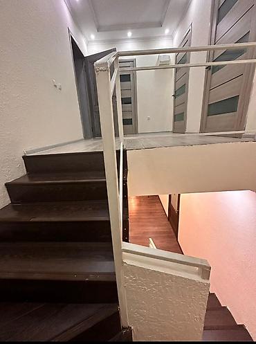 Продажа коттеджей и домов: Продается ДОМ на ж/м Бакай ата 2х этажный с пристройкой Жилая площадь — 6