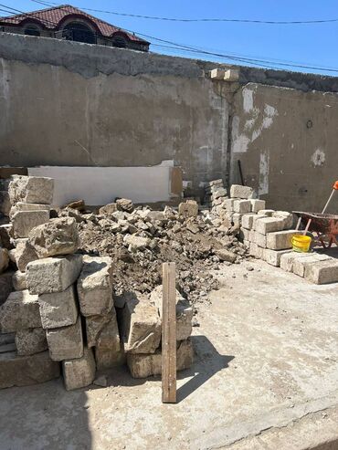 tikinti matrealları: Söküntüdən çıxma qırıntılar(beton, suvaq, hörkü) yarım kubik, bütün