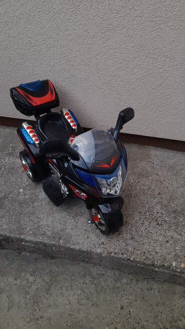kupaci za devojcice od 14 godina: Ispravan deciji motor na akumulator