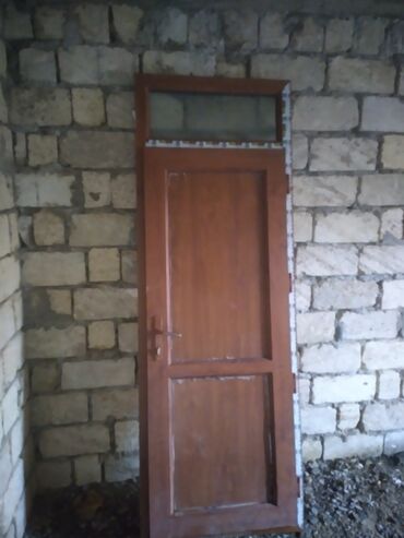 Giriş qapıları: Plasdik qapı 80_226 ya üst hissəsi xurustal pəncərə