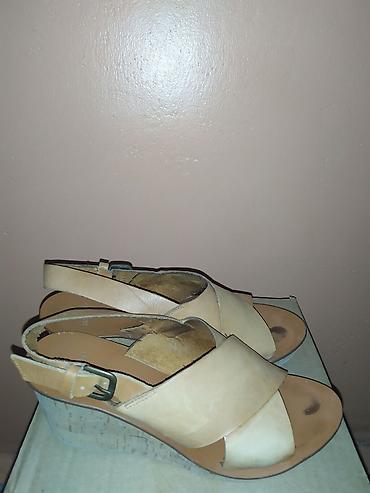 Продавцы-консультанты: Эти все женские обуви восемь пар за 5000 сом все в хорошем состоянии — 5
