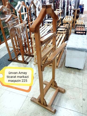 вешилка: Asılqan paltar asmaq üçün Yeni. Qoz ağacından hazırlanmış. Ünvan Amay