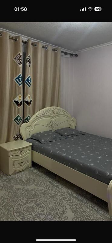 электрический качеля: Элегантная односпальная кровать с бежевым каркасом и высоким резным