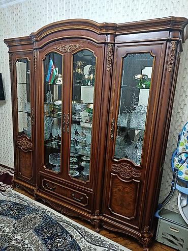 Qorka – 50 ₼ Klassik üslubda, zəngin qəhvəyi tonlarda vitrin/servant
