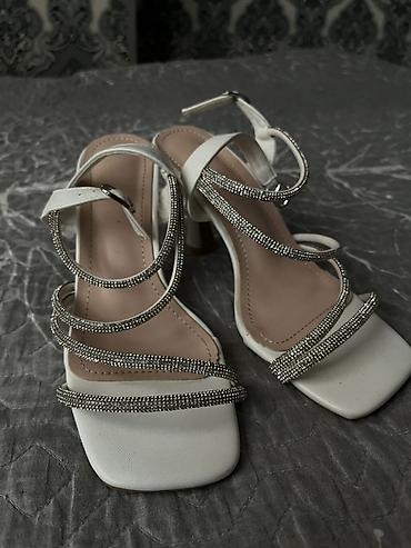 Basanoşka və səndəllər: Ağ rəngli qadın sandaleti – zər ifa və rahatlıq bir arada. - Model — 2