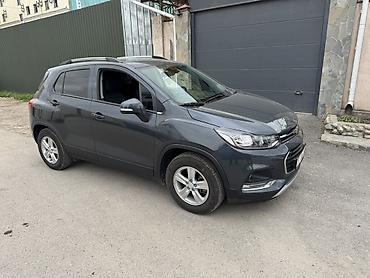 левый: Chevrolet Trax: 2020 г., 1.4 л, Автомат, Бензин, Кроссовер — 2