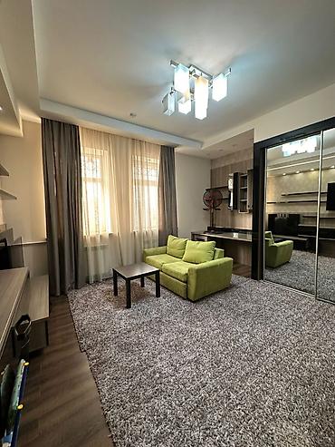 Долгосрочная аренда домов: 370 м², 6 комнат, Балкон застеклен, Забор, огорожен, Парковка — 14