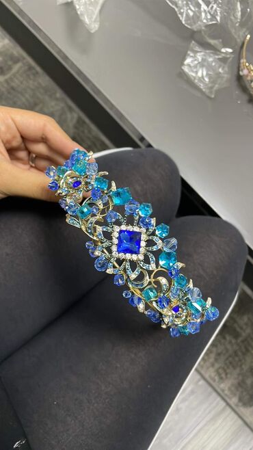 Aksesoari za kosu: Krune 
Cena 1400din — 25